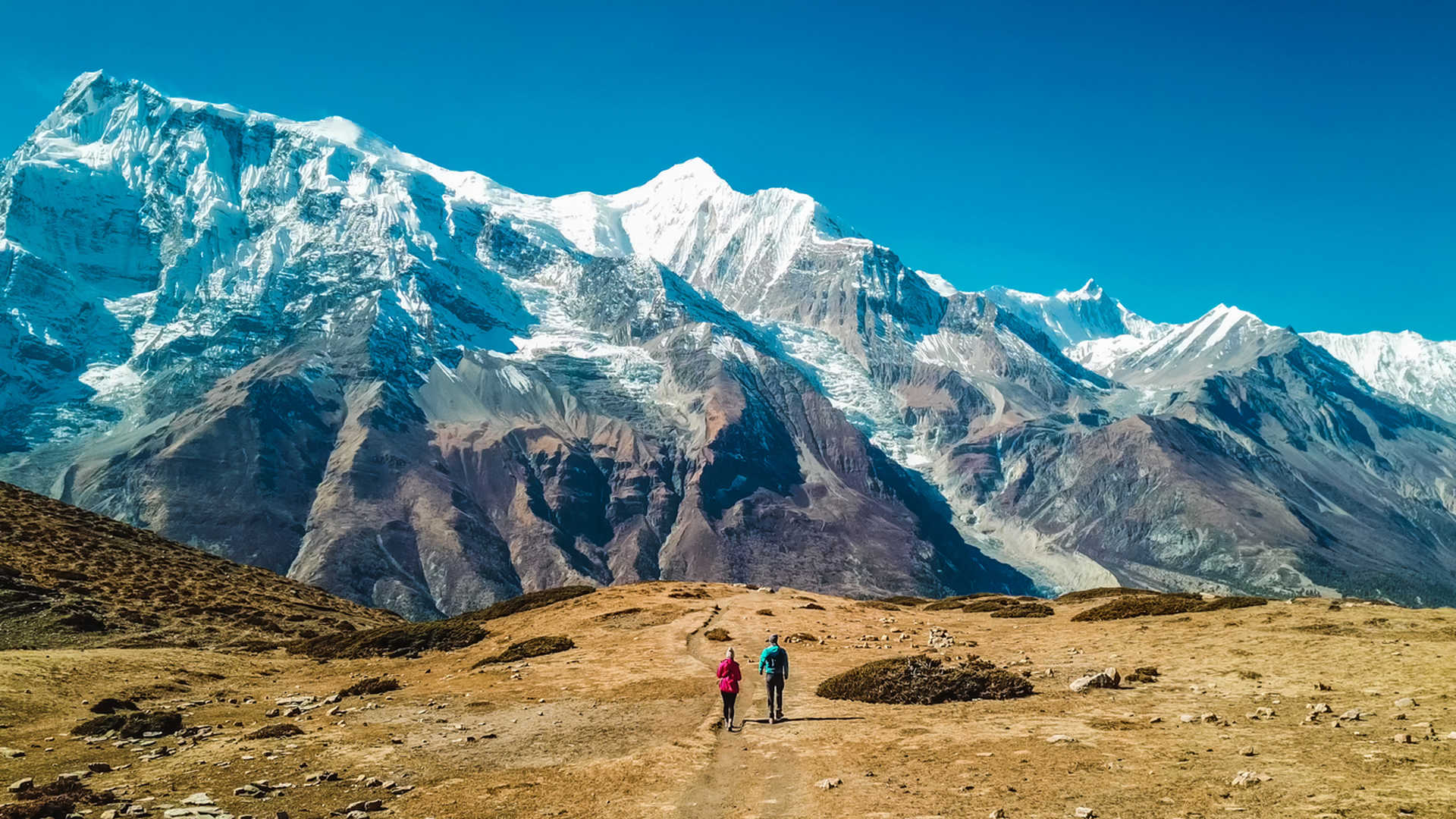 hikers-during-the-annapurna-circuit-trek-1030
